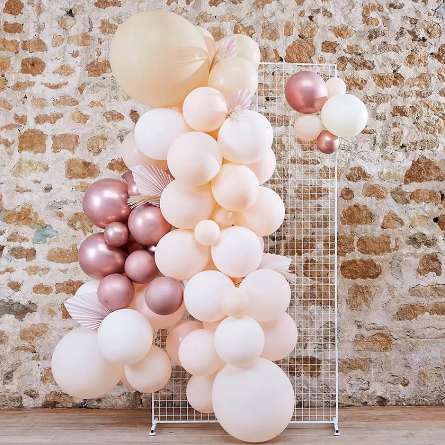 Σύνθεση από μπαλόνια λευκά, σομόν & rose gold με βεντάλιες & pampas - 70τμχ.