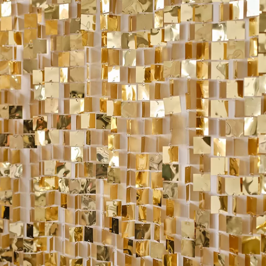 Backdrop διακοσμητικό από χρυσές τετράγωνες πούλιες