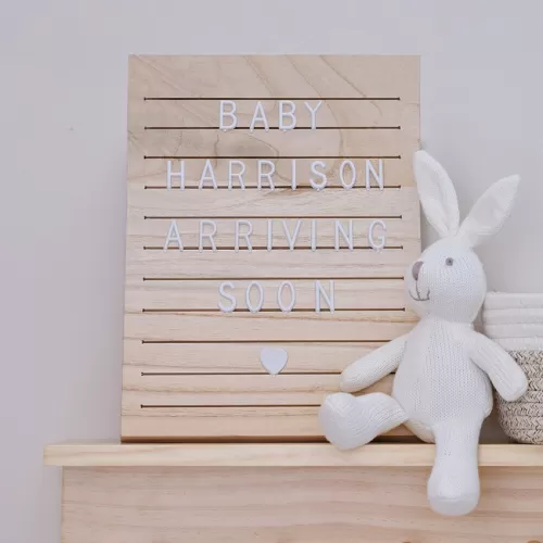 Letter board ξύλινο με λευκά γράμματα