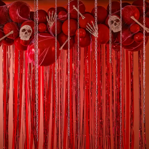 Σύνθεση από μπαλόνια Halloween κόκκινα με σκελετούς, κουρτίνα & λωρίδες κρεπ